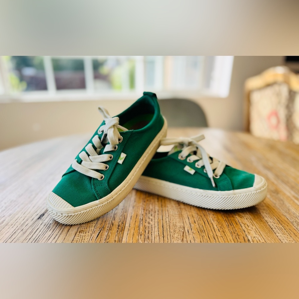 Cariuma green canvas sneakers
Size 5.5